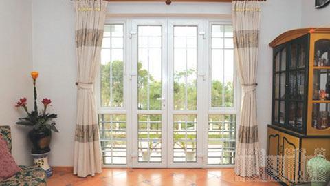 Cửa đi 2 cánh mở quay vào trong, cửa thông phòng