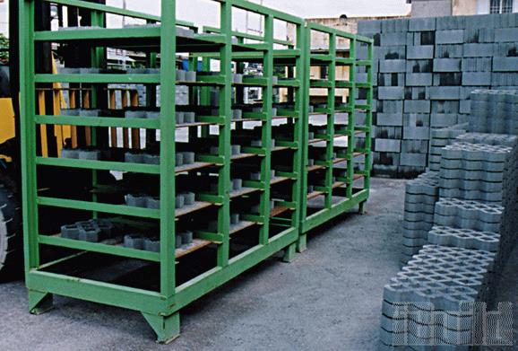 Gạch block, vữa tô, bê tông tươi.